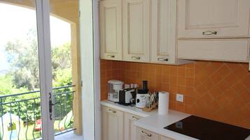 Een koelkast, een microgolfoven, een oven, een kookplaat