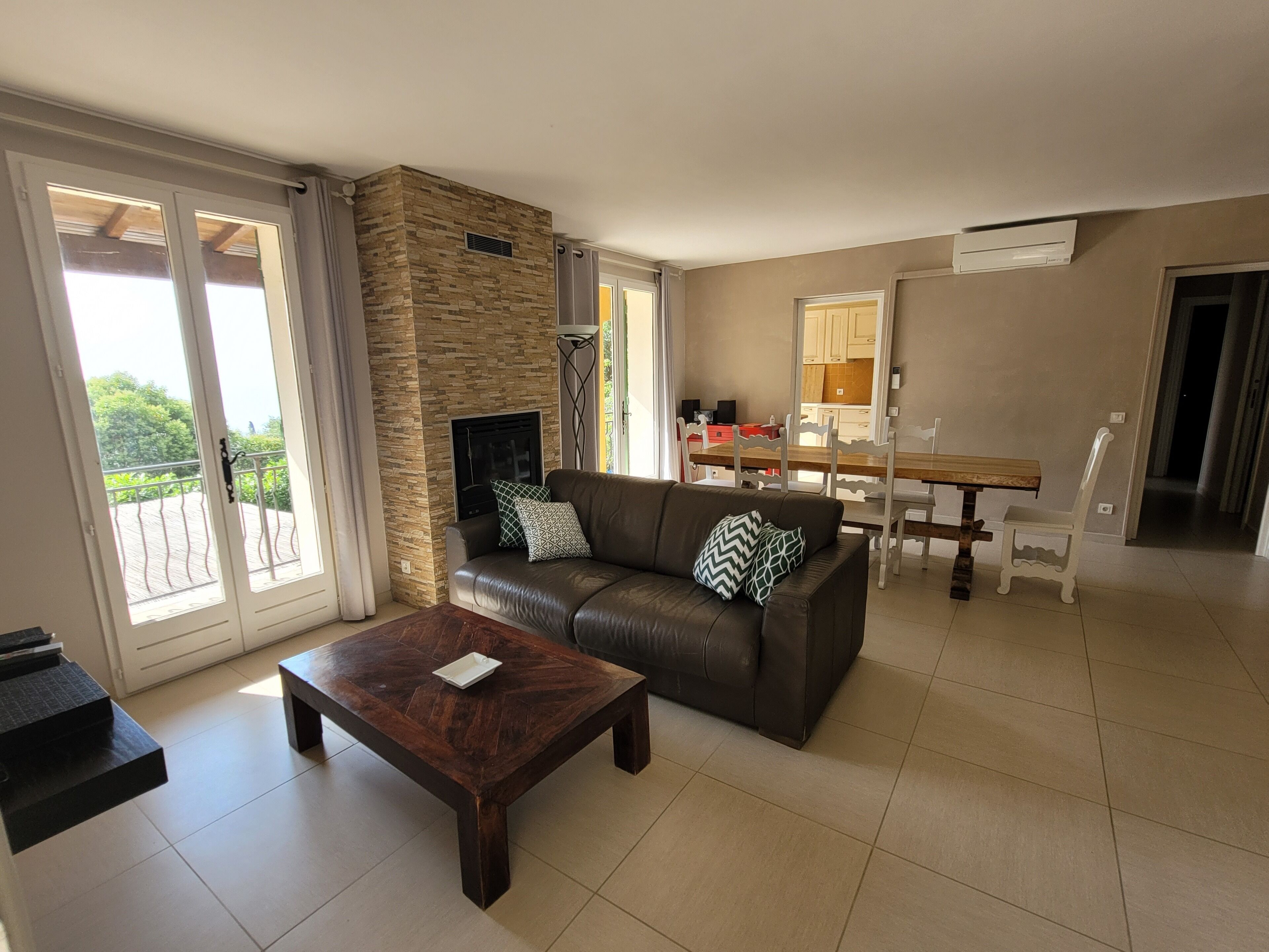 Televisie en een open haard