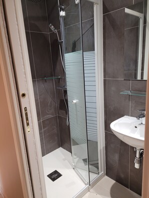 Bruser, hårtørrer, bidet, håndklæder