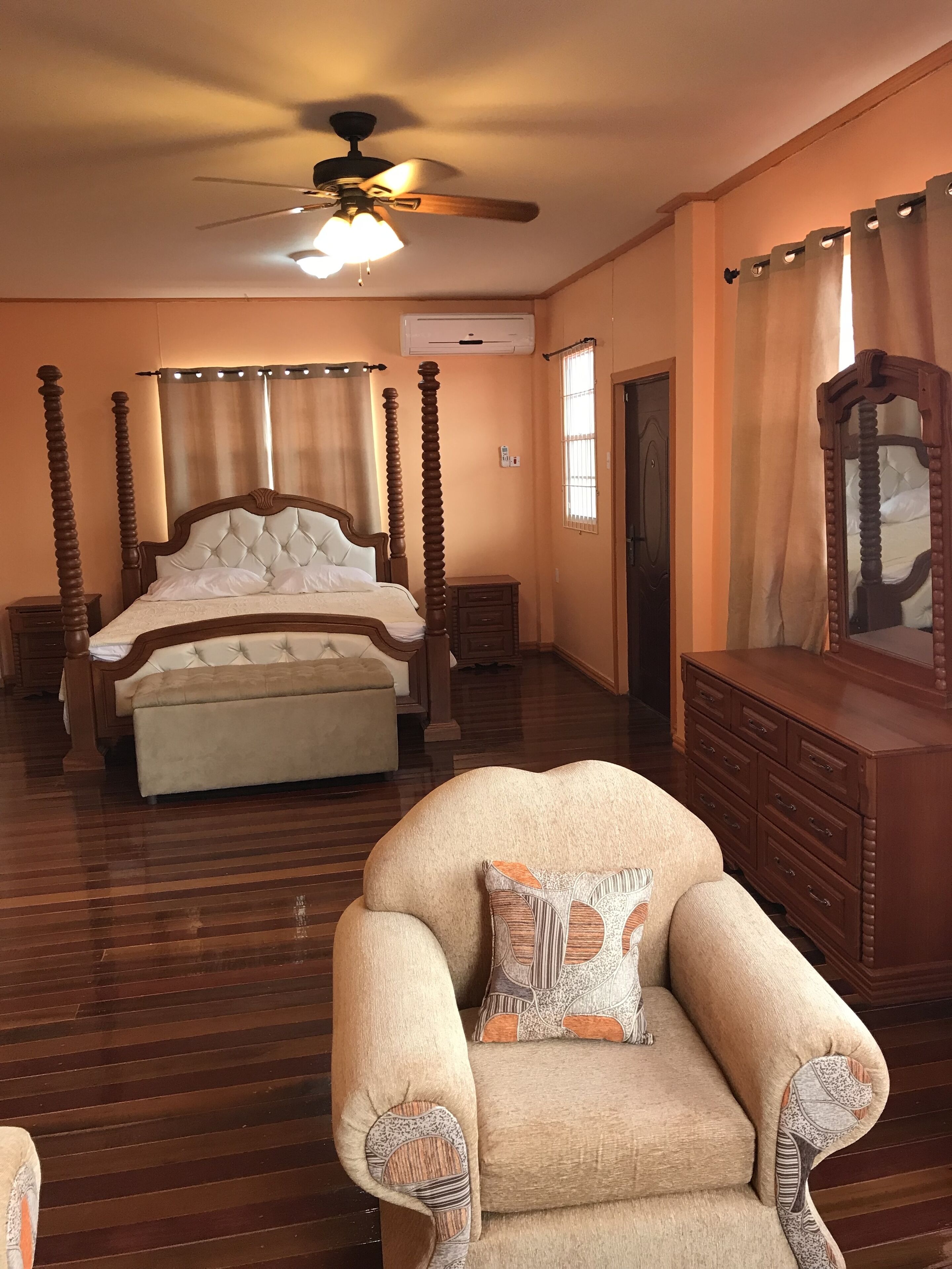 5 室のベッドルーム、デスク、アイロン / アイロン台、WiFi (無料)