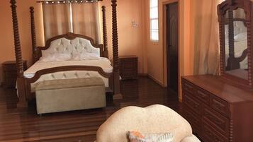 5 slaapkamers, een bureau, een strijkplank/strijkijzer, gratis wifi