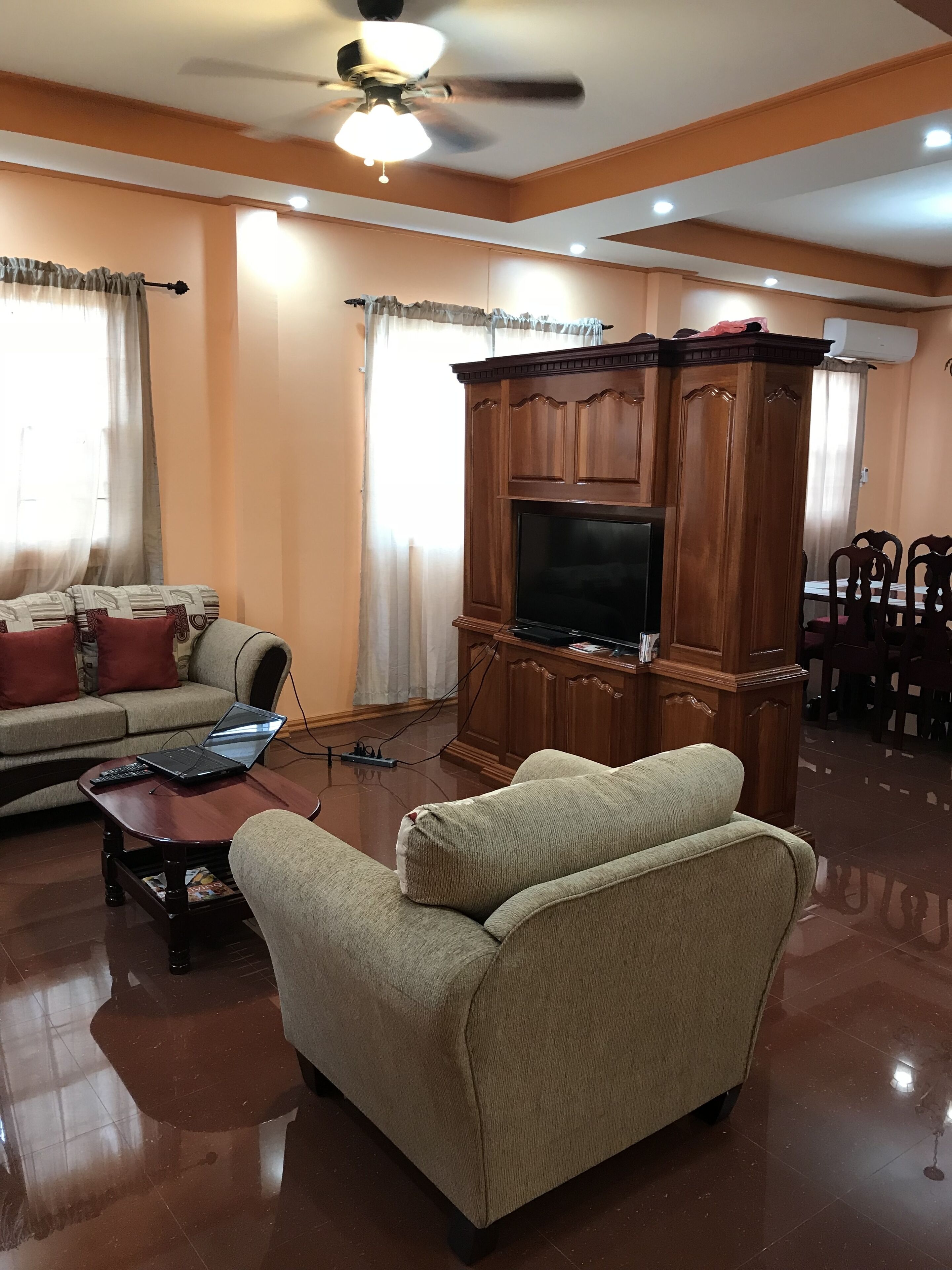 TV connectée, jeux vidéo, lecteur de DVD, livres