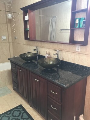 Shower, eco-friendly toiletries, hair dryer, towels - Hardy Vacation Rental (Georgetown)