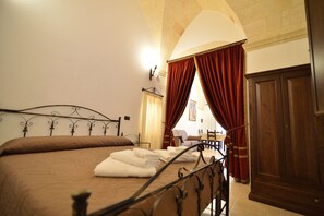 Iron/ironing board, free WiFi, bed sheets - The Hall of Arms, Apartment for Holidays, Oria, Puglia, Italy (Oria)