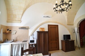 Fridge, microwave, stovetop, coffee/tea maker - The Hall of Arms, Apartment for Holidays, Oria, Puglia, Italy (Oria)
