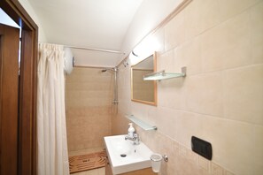 Dusche, Haartrockner, Bidet, Handtücher