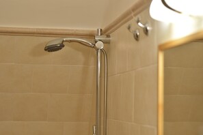 Dusche, Haartrockner, Bidet, Handtücher