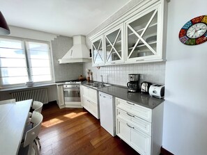 Fridge, oven, stovetop, dishwasher