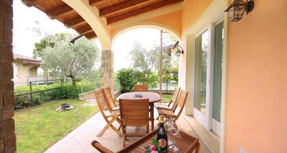 Luxusvilla mit Pool und Seeblick