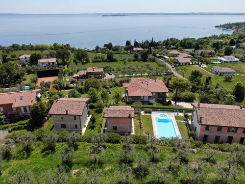 Luxusvilla mit Pool und Seeblick