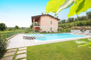 Outdoor pool - Luxury villa with swimming pool and lake view (Solarolo)