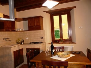 Kühlschrank, Ofen, Herdplatte, Wasserkocher mit Kaffee-/Teezubehör