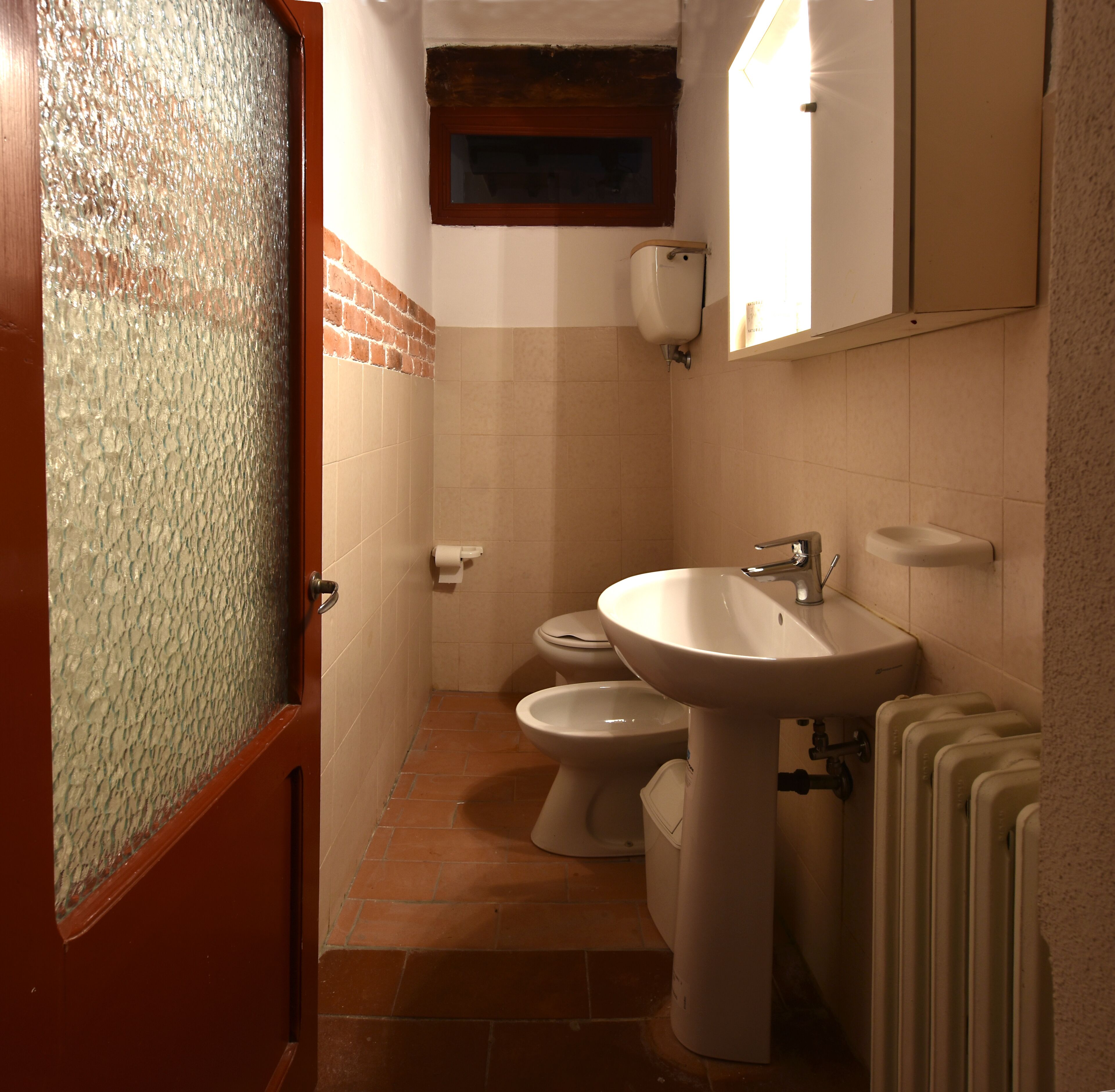 Ein Badezimmer mit Toilette, Bidet und Waschbecken.