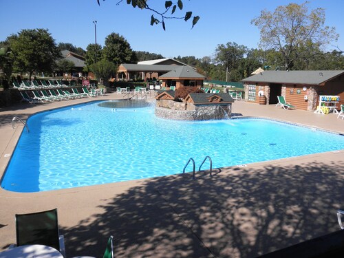 Enjoy all the Branson area has to offer.
Only 1 week available this year!!