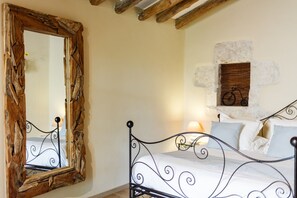 1 bedroom, in-room safe, iron/ironing board, free WiFi - 4 stars cottage for 2 with private intimate garden and private jacuzzi  (Carnas)