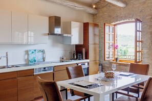 Réfrigérateur, four à micro-ondes, un four, surface de cuisson