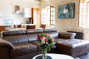 Smart TV, DVD player, table tennis, books - 4 stars cottage for 2 with private intimate garden and private jacuzzi  (Carnas)