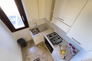 Ofen, Herdplatte, Wasserkocher mit Kaffee-/Teezubehör, Toaster