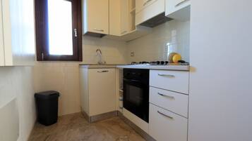 Horno, parrilla de estufa, cafetera y tetera y tostadora