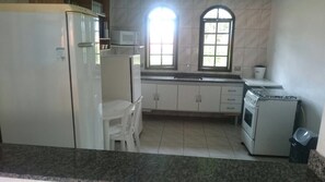 Microwave, cookware/dishes/utensils