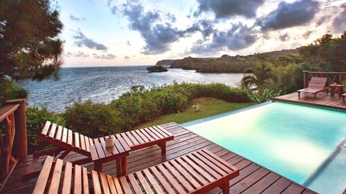 Brisa Del Mar: Balinese Style Oceanfront Villa with Private Pool