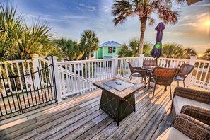 Outdoor dining - Stunning Views!  4 bedroom Home Just Seconds from Sand -Not a Private Pool (Panama City Beach)