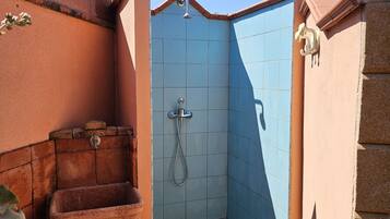 Douche, sèche-cheveux, bidet, serviettes fournies