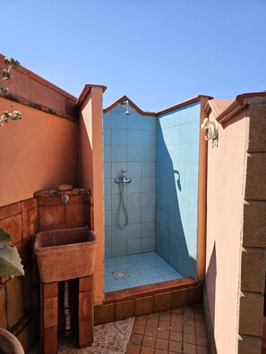 Regadera, secadora de cabello, bidet, toallas 