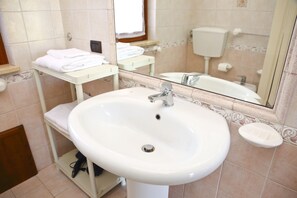 Doccia, asciugacapelli, bidet, asciugamani