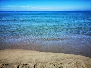 En la playa y camastros 