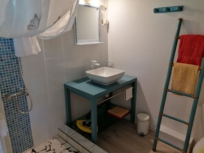 Douche, séchoir à cheveux, serviettes fournies