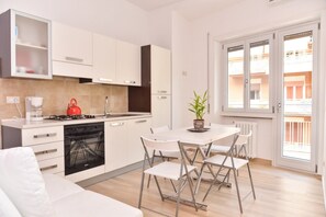 Fridge, oven, stovetop, dishwasher