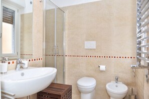 Dusche, Whirlpool, Haartrockner, Bidet