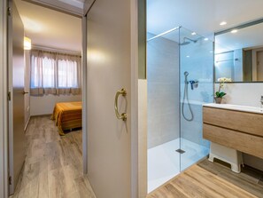 Regadera, secadora de cabello, toallas 