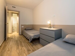 2 habitaciones, tabla de planchar con plancha, internet y ropa de cama 