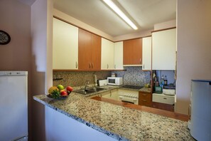 Een koelkast, een microgolfoven, een oven, een vaatwasser