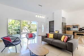 Fernseher, Videospiele, Tischfußball, Tischtennisplatte