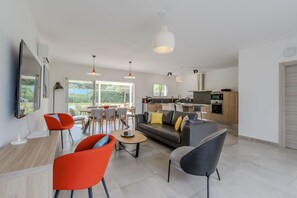 Fernseher, Videospiele, Tischfußball, Tischtennisplatte