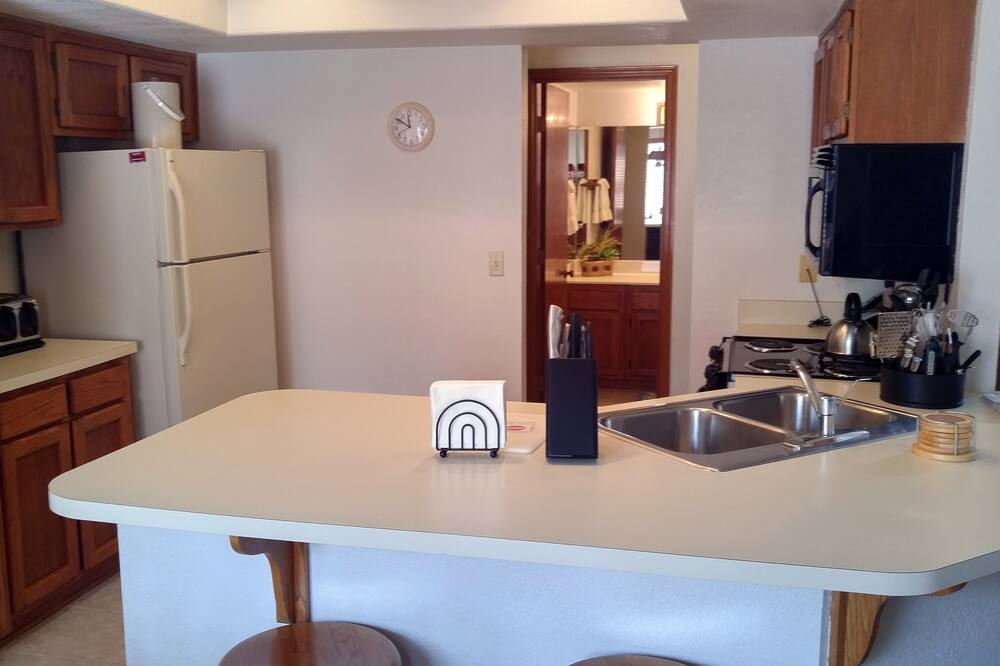 Quality Hill Resort Villa, private garage with remote, deck and barbecue