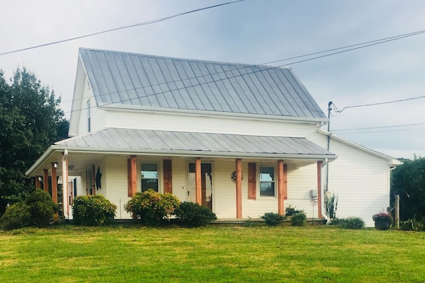 Quaint restored farmhouse with amazing views! Peaceful, private and relaxing