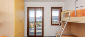Casa Elena is a spacious apartment located in Germignaga, on the first and top floor of a small building consisting of only three residential units, with a beautiful lake view and three large terraces.
The independent entrance ensures a good level of pr