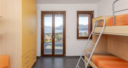 Casa Elena is a spacious apartment located in Germignaga, on the first and top floor of a small building consisting of only three residential units, with a beautiful lake view and three large terraces.
The independent entrance ensures a good level of pr