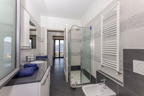 Douche, sèche-cheveux