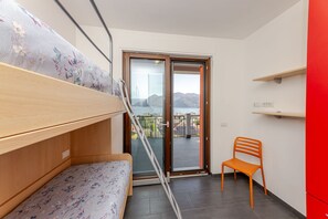 3 habitaciones, insonorización y tabla de planchar con plancha 