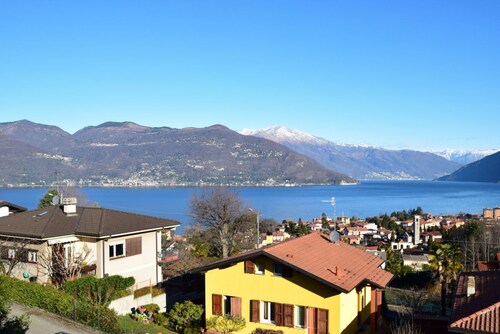Casa Elena is a spacious apartment located in Germignaga, on the first and top floor of a small building consisting of only three residential units, with a beautiful lake view and three large terraces.
The independent entrance ensures a good level of pr
