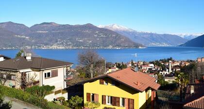 Casa Elena is a spacious apartment located in Germignaga, on the first and top floor of a small building consisting of only three residential units, with a beautiful lake view and three large terraces.
The independent entrance ensures a good level of pr