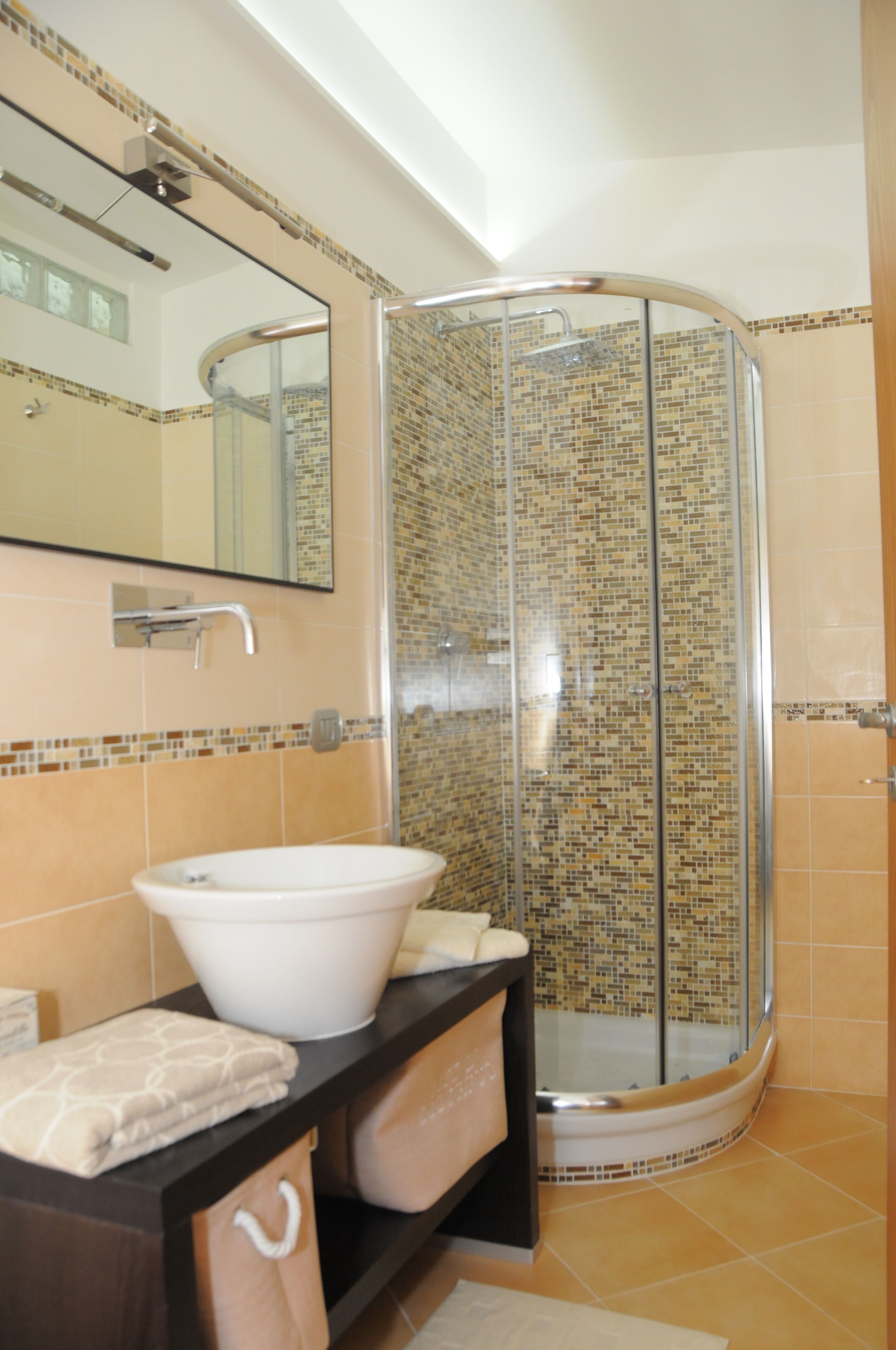 Douche, séchoir à cheveux, bidet, serviettes fournies