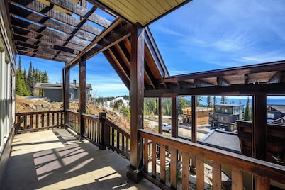 Upscale Ski In/Out Duplex on The Ridge with Garage, Private Hot Tub, laundry