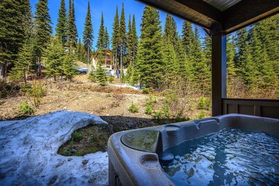 Upscale Ski In/Out Duplex on The Ridge with Garage, Private Hot Tub, laundry