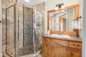Combined shower/tub, hair dryer, bidet, towels